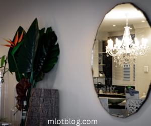 FULL-WALL MIRROR ELEGANCE