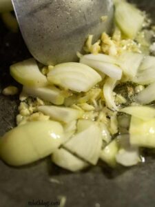 Lightly-fry-the-Onion